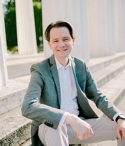 Happy Moment: Bernhard nach der Zahnspangen-Behandlung